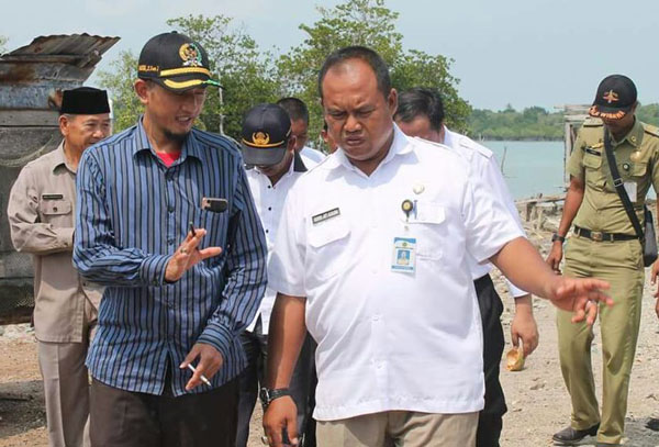 Anggota DPRD Karimun dapil Meral-Tebing M Yusuf Sirat, dan Rosmeri saat menggelar pertemuan dengan warga. Anggota DPRD Karimun dapil Meral-Tebing M Yusuf Sirat, dan Rosmeri saat menggelar pertemuan dengan warga.