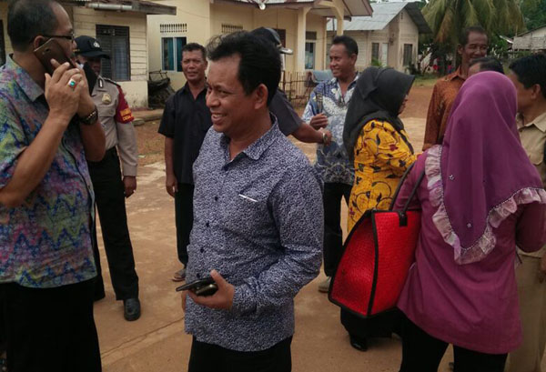 Anggota DPRD Karimun dapil Kundur (Rasno, dan Suharsono) saat menggelar pertemuan dengan warga. Anggota DPRD Karimun dapil Kundur (Rasno, dan Suharsono) saat menggelar pertemuan dengan warga.
