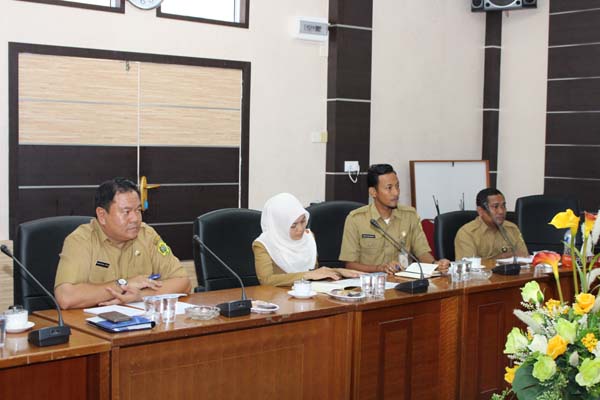 Sejumlah pegawai dari Dinas Pendidikan Karimun mengikuti rapat bersama Pansus LKPj Bupati Karimun 2016