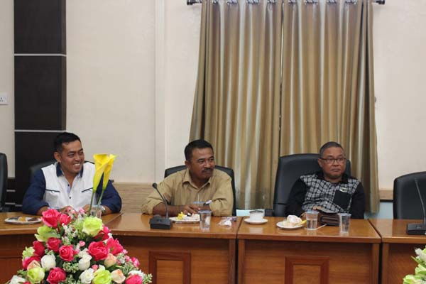 Anggota DPRD Karimun dari Jumadi Basirun, Sappe Sinaga dari NasDem dan Anwar Abubakar dari PAN mengikuti rapat pansus LKPj Bupati 2016
