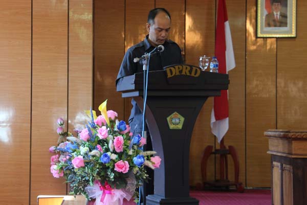 Sekretaris DPRD Karimun Zifridin membacakan keputusan pengesahan Ranperda Pendidikan