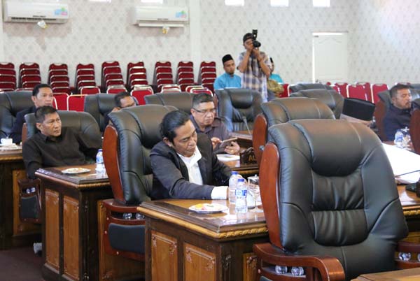 Suasana rapat paripurna DPRD Karimun dengan agenda pengesahan Ranperda Pendidikan