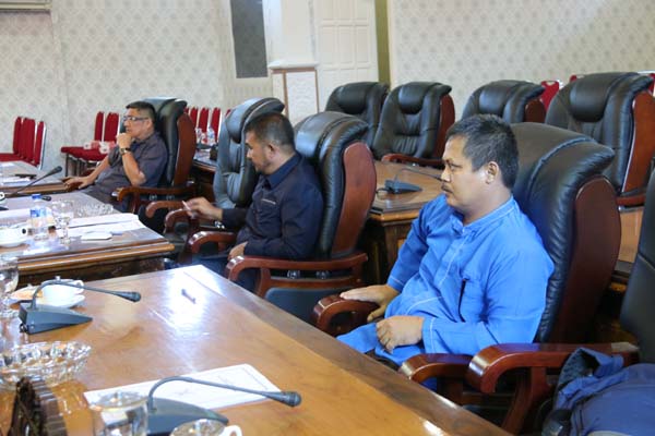Beberapa anggota DPRD Karimun mengikuti rapat paripurna pengesahan Ranperda Pendidikan