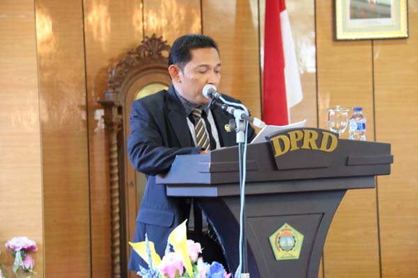 Anggota DPRD Karimun Sulfanow Putra menyampaikan laporan Pansus Ranperda Pendidikan