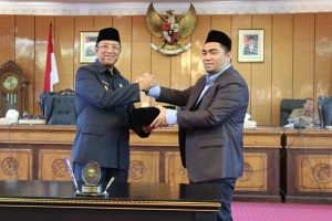 Wakil Ketua II DPRD Karimun Bakti Lubis dan Wakil Bupati Anwar Hasyim salam komando usai penyerahan naskah Perda Pendidikan
