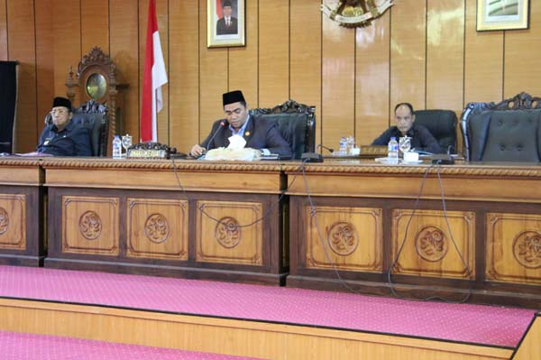 Wakil Ketua II DPRD Karimun Bakti Lubis dan Wakil Bupati Anwar Hasyim dalam rapat paripurna pengesahan Perda Pendidikan