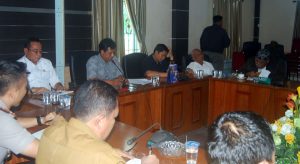 Ketua Komisi 3 Rasno, Wakil Ketua Komisi Ady Hermawan dan Sekretaris Komisi 3 Komaruddin memimpin hearing bersama Laskar Melayu Bersatu (LMB). Ketua Komisi 3 Rasno, Wakil Ketua Komisi Ady Hermawan dan Sekretaris Komisi 3 Komaruddin memimpin hearing bersama Laskar Melayu Bersatu (LMB).