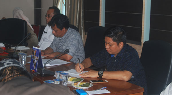 Ketua Komisi 3 Rasno (tengah), Wakil Ketua Ady Hermawan dan Sekretaris Komaruddin memimpin hearing membahas reklamasi pantai PT Karimun Marine Shipyard bersama Laskar Melayu Bersatu