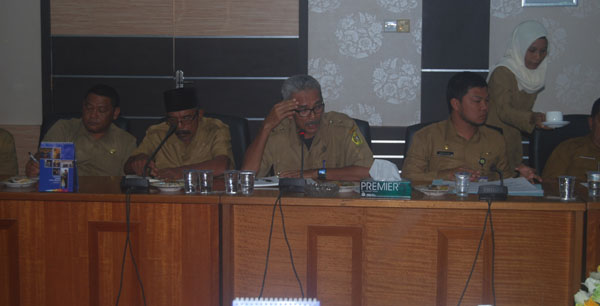 Kabid Pendapatan Bapenda Karimun Ricky (kanan), staf Dinas Lingkungan Hidup Karimun saat mengikuti hearing membahas reklamai pantai PT Karimun Marine Shipyard yang diduga LMB menyalahi izin analisi mengenai dampak lingkungan atau amdal.