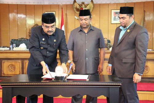 Bupati Karimun Aunur Rafiq menandatangani pengesahan LKPj 2016 Bupati Karimun Aunur Rafiq menandatangani pengesahan LKPj 2016