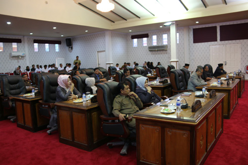Para anggota dewan mengikuti rapat paripurna Para anggota dewan mengikuti rapat paripurna