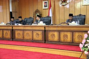 Wakil Ketua I DPRD Karimun Azmi, Wakil Ketua II Bakti Lubis, Bupati Karimun Aunur Rafiq dan Wakil Bupati Anwar Hasyim Wakil Ketua I DPRD Karimun Azmi, Wakil Ketua II Bakti Lubis, Bupati Karimun Aunur Rafiq dan Wakil Bupati Anwar Hasyim