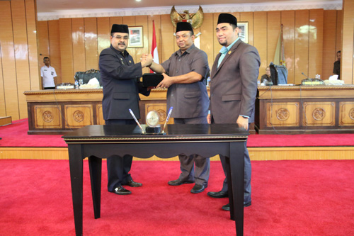 Bupati Karimun Aunur Rafiq berjabat tangan dengan Wakil Ketua I DPRD Karimun Azmi usai menandatangani pengesahan Perda Bangunan Gedung Bupati Karimun Aunur Rafiq berjabat tangan dengan Wakil Ketua I DPRD Karimun Azmi usai menandatangani pengesahan Perda Bangunan Gedung