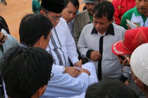 Ketua Komisi 3 Rasno (kanan) dan Wakil Ketua Komisi 3 Ady Hermawan mengamati peta reklamasi PT KMS dalam sidak di lokasi reklamasi perusahaan tersebut. Ketua Komisi 3 Rasno (kanan) dan Wakil Ketua Komisi 3 Ady Hermawan mengamati peta reklamasi PT KMS dalam sidak di lokasi reklamasi perusahaan tersebut.