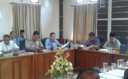 Ketua Komisi 2 M Yusuf Sirat memimpin hearing bersama nelayan Meral dan manajemen PT Grace Rich Marine Ketua Komisi 2 M Yusuf Sirat memimpin hearing bersama nelayan Meral dan manajemen PT Grace Rich Marine