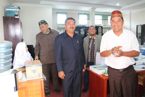 Anggota DPRD Karimun Zainuddin Ahmad, M Asyura, Sappe Sinaga dan Fakhrurrazi jelang dimulainya hearing bersama nelayan Anggota DPRD Karimun Zainuddin Ahmad, M Asyura, Sappe Sinaga dan Fakhrurrazi jelang dimulainya hearing bersama nelayan