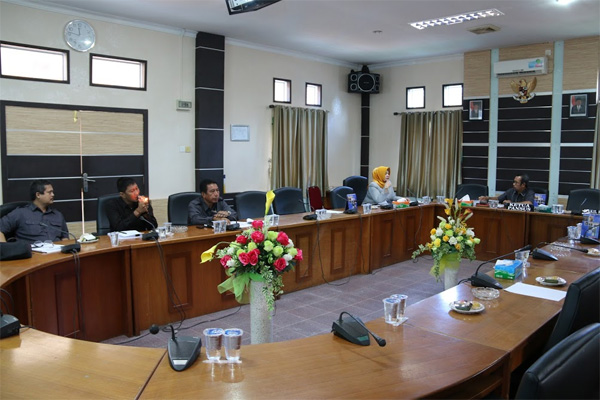 Komisi 2 DPRD Karimun membahas permasalahan dana kompensasi dari PT Grace Rich Marine untuk nelayan Meral. Komisi 2 DPRD Karimun membahas permasalahan dana kompensasi dari PT Grace Rich Marine untuk nelayan Meral.