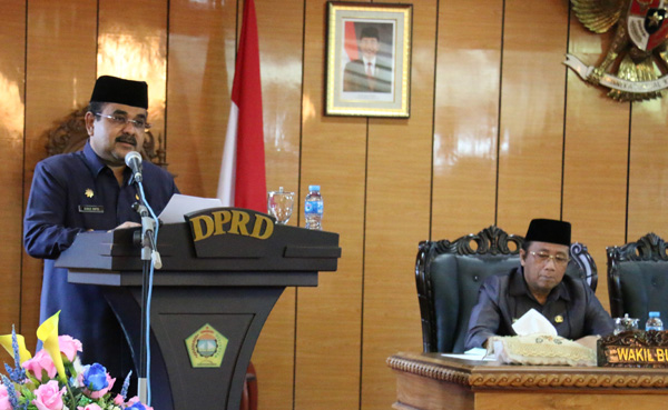 Bupati Karimun Aunur Rafiq menyampaikan pidato pengantar rancangan KUA-PPAS APBD-P 2017