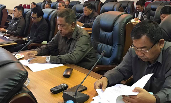 Sejumlah anggota dewan mengikuti rapat paripurna KUA-PPAS APBD-P 2017 Sejumlah anggota dewan mengikuti rapat paripurna KUA-PPAS APBD-P 2017