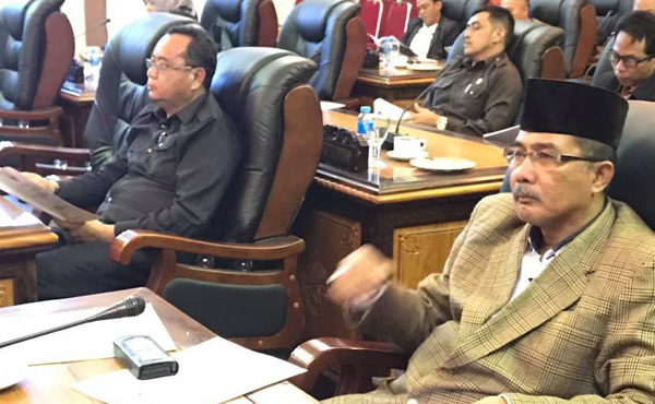 Sejumlah anggota dewan mengikuti rapat paripurna KUA-PPAS APBD-P 2017 Sejumlah anggota dewan mengikuti rapat paripurna KUA-PPAS APBD-P 2017