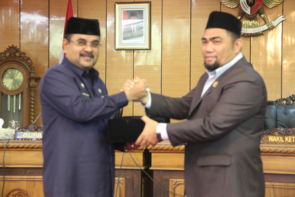 Bupati Karimun Aunur Rafiq berjabat tangan dengan Wakil Ketua DPRD Karimun Bakti Lubis usai menyerahkan Rancangan KUA-PPAS APBD Perubahan 2017