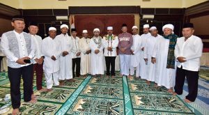 Bupati Karimun Aunur Rafiq, Wakil Bupati Anwar Hasyim dan sejumlah pejabat berfoto bersama dengan ustad habib Ahmad Hasan Alaydrus dan habib Novel Alaydrus.