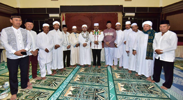 Bupati Karimun Aunur Rafiq, Wakil Bupati Anwar Hasyim dan sejumlah pejabat berfoto bersama dengan ustad habib Ahmad Hasan Alaydrus dan habib Novel Alaydrus.