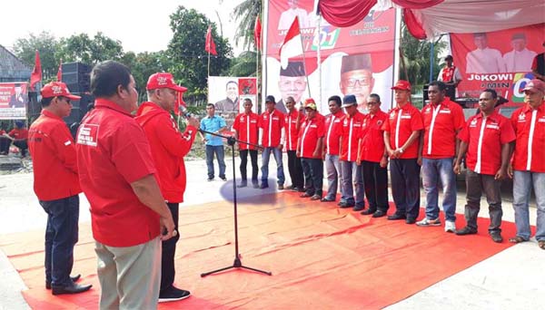 Sturman Panjaitan melantik tim pemenangan dari PDIP untuk Pemilu 17 April 2019.
