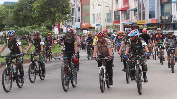 Gowes Kamtibmas PAM Pemilu 2019 yang digelar Polda Kepri di Batam, Sabtu (27/4). (foto: dok Humas Polda Kepri) Gowes Kamtibmas PAM Pemilu 2019 yang digelar Polda Kepri di Batam, Sabtu (27/4). (foto: dok Humas Polda Kepri)