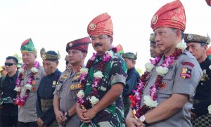 Panglima TNI Marsekal Hadi Tjahjanto dan Kapolri Jenderal Polisi Tito Karnavian menggunakan tanjak yang dianugerahkan Lembaga Adat Melayu Provinsi Kepri. Panglima TNI Marsekal Hadi Tjahjanto dan Kapolri Jenderal Polisi Tito Karnavian menggunakan tanjak yang dianugerahkan Lembaga Adat Melayu Provinsi Kepri.