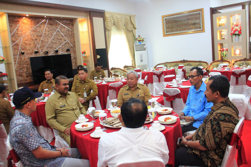 Bupati Karimun H. Aunur Rafiq didampingi Sekda H.M. Firmansyah saat acara ramah tamah bersama Direktur PDAM Tirta Karimun Indra Santo dan kepala BPPW Kementerian PUPR wilayah Kepri Albert Reinaldo. (foto:edy)