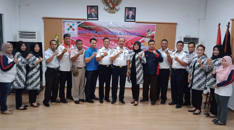 Foto_bersama_usai_acara_peringatan_Harhubnas