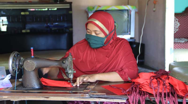 Dampak COVID-19 L, PT Timah bantu UMKM bertahan. Foto: mitra binaan UMKM menjahit masker. (Dok. Humas PT Timah)