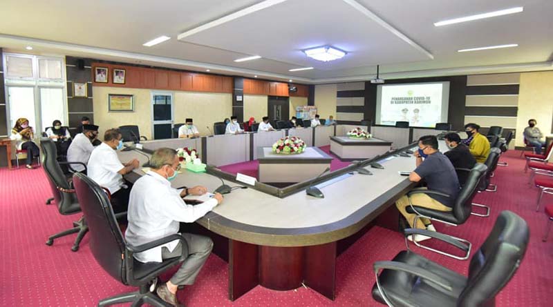 Bupati Karimun membahas COVID-19 dengan mahasiswa dalam audiensi yang digelar di ruang rapat Cempaka Putih, Kantor Bupati Karimun, Rabu (13/05/2020). (foto: Dok. Humas Pemkab Karimun)