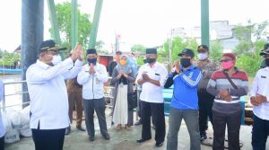 Bupati Karimun Aunur Rafiq membagikan paket sembako bantuan ASN Bupati Karimun membagikan sembako delapan kecamatan yang merupakan bantuan ASN di OPD dan insan pendidik di Dinas Pendidikan. (foto: Dok. Humas Pemkab Karimun)