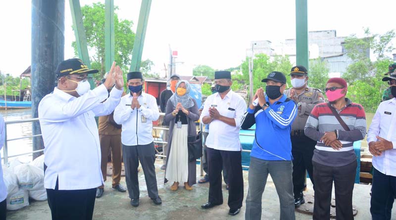 Bupati Karimun membagikan sembako delapan kecamatan yang merupakan bantuan ASN di OPD dan insan pendidik di Dinas Pendidikan. (foto: Dok. Humas Pemkab Karimun)