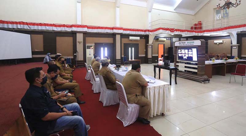 Suasana vicon dengan para camat, lurah dan kepala membahas pendistribusian paket sembako untuk warga terdampak COVID-19. (foto: Dok. Humas Pemkab Karimun)