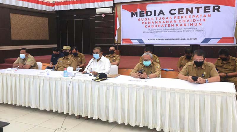 Bupati Karimun pantau pendistribusian sembako COVID-19 melalui video conference bersama para camat, lurah dan kepala desa. (foto: Dok. Humas Pemkab Karimun)