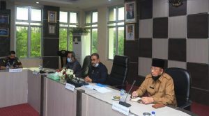 Bupati Karimun rapat fase new normal COVID-19 Pemkab Karimun rapat pembahasan aturan pencegahan COVID-19 di fase new normal.