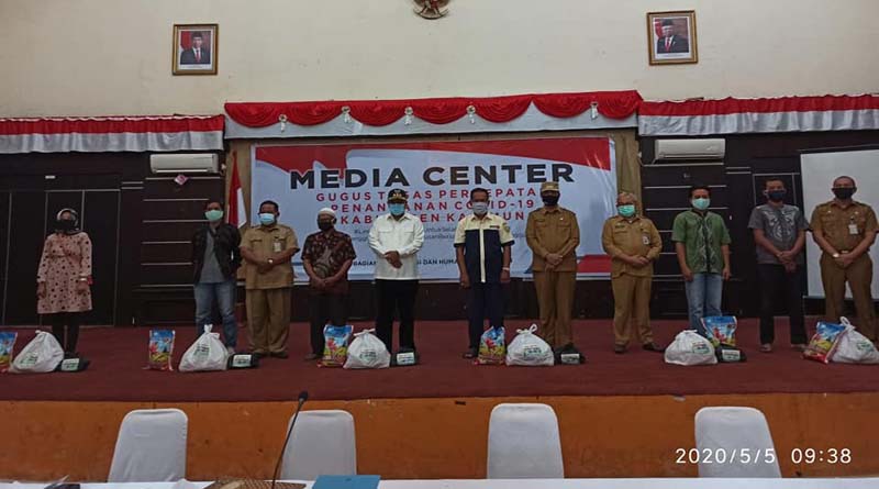 Foto bersama usai penyerahan bantuan ASN Karimun Peduli COVID-19. (foto: Dok. Humas Pemkab Karimun)