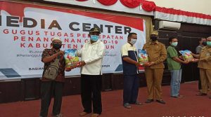 Bupati-salurkan-bantuan-COVID-19-ASN-peduli 500 paket sembako ASN Karimun disalurkan. Keterangan foto: Bupati Karimun Aunur Rafiq, Wakil Bupati Anwar Hasyim dan Sekda M Firmansyah secara simbolis menyerahkan bantuan tersebut. (foto: Dok. Humas Pemkab Karimun)