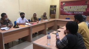 Satreskrim Polres Karimun bersama Kejari, Inspektorat dan BPMD Karimun membahas permasalahan Dana Desa Pangke. (foto: istimewa)
