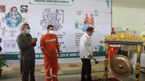 IMG-20200624-WA007720200624 Yusuf Sirat menghadiri pencanangan Saipem Perusahaan Tangguh COVID-19. Foto: Ketua DPRD Karimun M Yusuf Sirat (kiri) ketikan mendampingi Bupati Karimun Aunur Rafiq (kanan). (Foto: Istimewa)