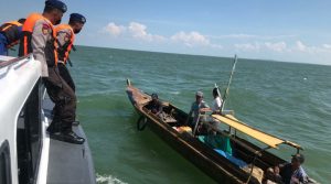 Tim SAR gabungan mencari nelayan yang hilang di perairan Pulau Nipah (foto: Istimewa)