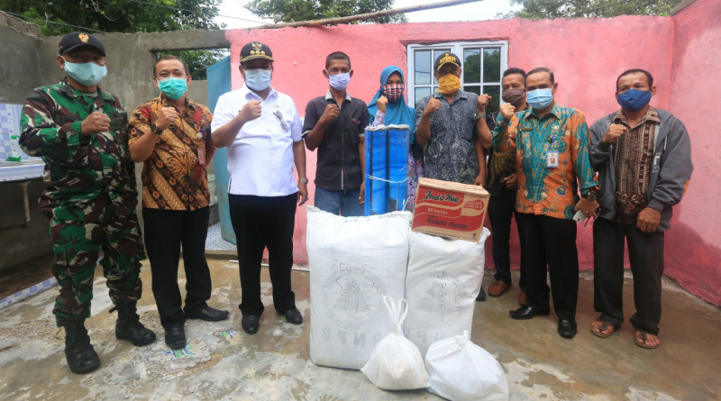 Kunker ke Belat, Bupati Karimun berikan bantuan warga terdampak puting beliung saat kunjungan kerja ke Kecamatan Belat, Kamis (18/6). (Foto: Dok. Humas Pemkab Karimun)
