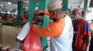 Joker bagi-bagi masker-1 Anggota Joker membagikan masker kepada pedagang Pasar Puan Maimun. (foto: rdi)