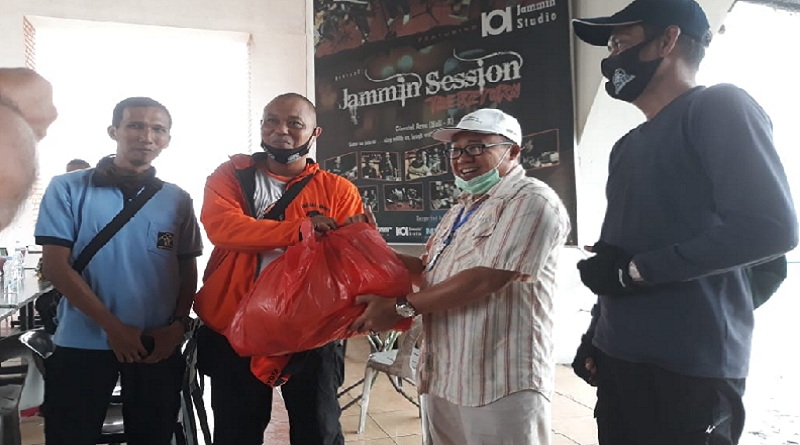 Ketua Joker Karimun Said Reza (2 kiri) menerima masker dari Sekda Karimun Muhammad Firmansyah yang juga Ketua Harian Gugus Tugas COVID-19 Karimun. (foto:rdi) Ketua Joker Karimun Said Reza (2 kiri) menerima masker dari Sekda Karimun Muhammad Firmansyah yang juga Ketua Harian Gugus Tugas COVID-19 Karimun. (foto:rdi)