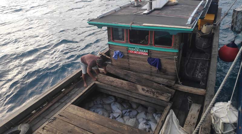BC Kepri gagalkan penyelundupan pasir timah dengan sarana pengangkut KM Terang Bulan IV di perairan Natuna, Kepulauan Riau (Kepri). (foto: Dok. Humas BC Kepri)