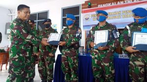 Penghargaan Pangkoarmada I Pangkoarmada I Laksda TNI Ahmadi Heri Purwono menyerahkan penghargaan kepada 6 prajurit TNI AL yang berhasil menggagalkan penyelundupan narkoba, di Makolanal Karimun, Rabu (17/6). (foto: yra)