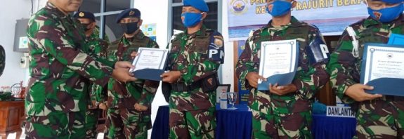 Pangkoarmada I Laksda TNI Ahmadi Heri Purwono menyerahkan penghargaan kepada 6 prajurit TNI AL yang berhasil menggagalkan penyelundupan narkoba, di Makolanal Karimun, Rabu (17/6). (foto: yra)